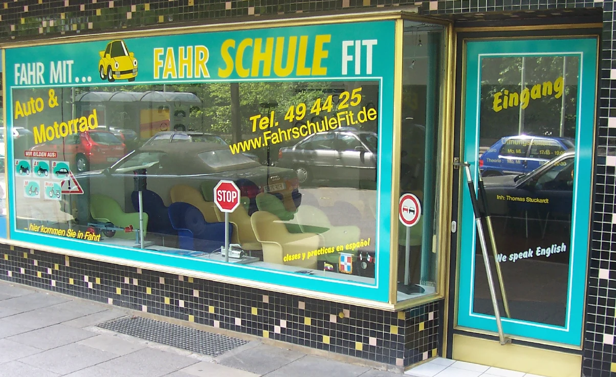 Originalaufnahme des Eingangs der Fahrschule FIT