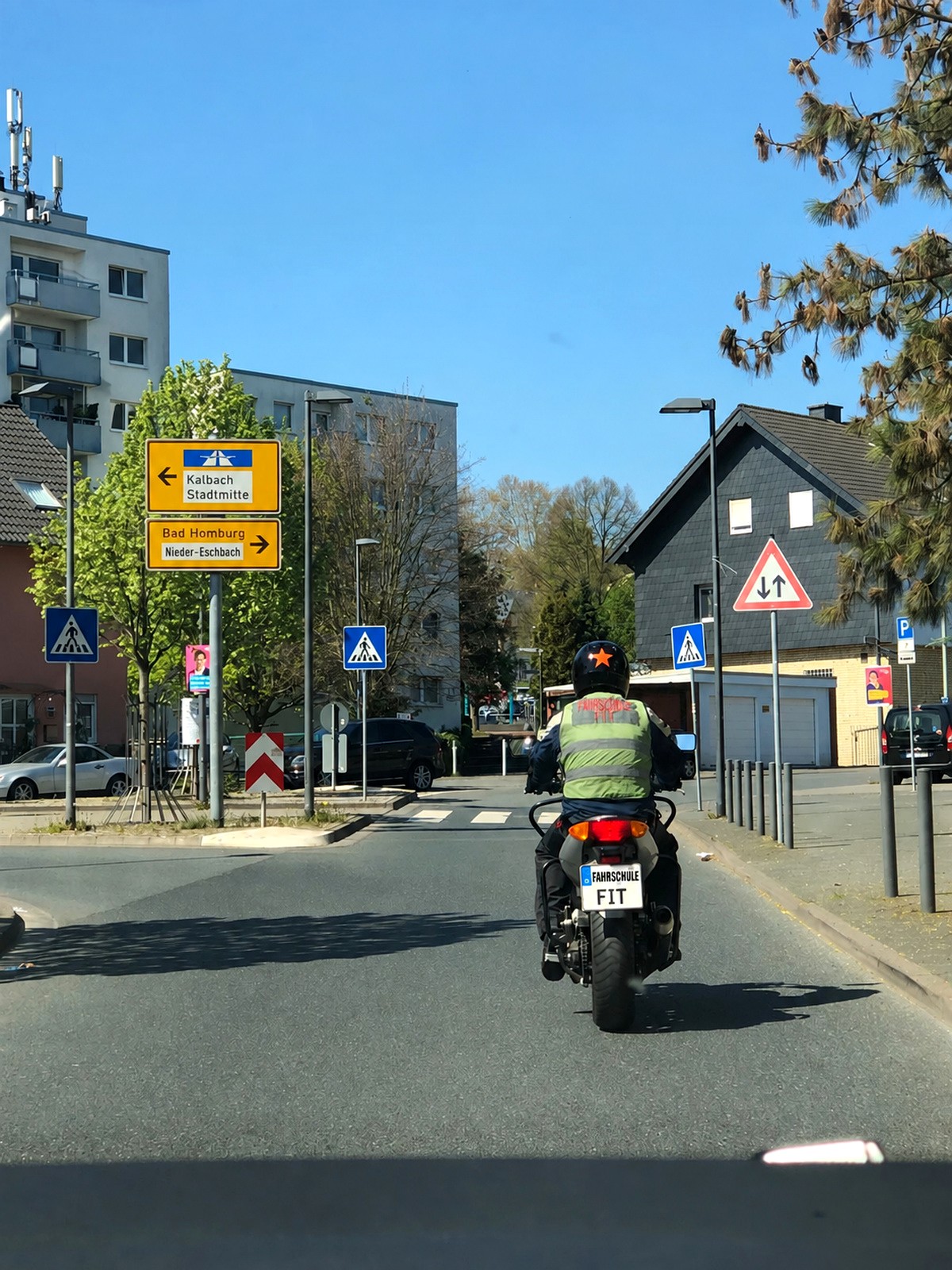 Motorrad mit Fahrschule-FIT-Weste im Straßenverkehr